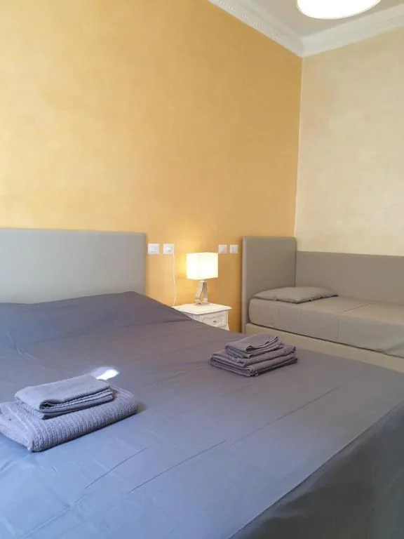 Camera Tripla con Bagno Privato Esterno — Lombardo