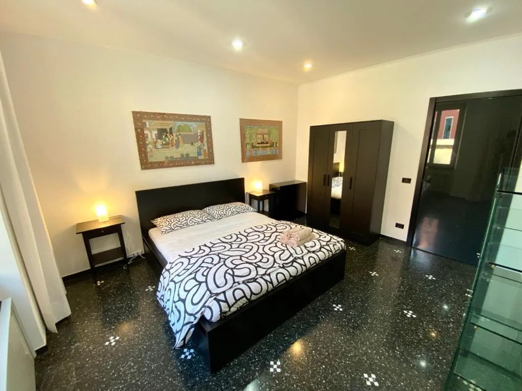 Triple Room with External Private Bathroom — Martel Rooms – Genova Centro Brignole