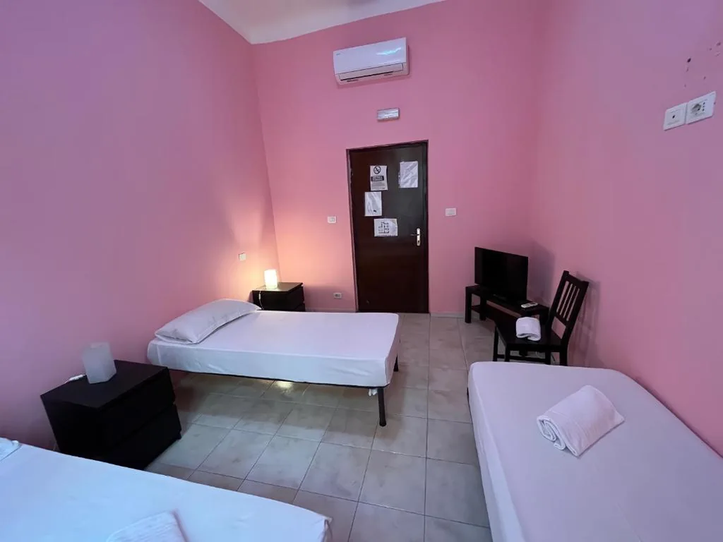 Camera Tripla con Bagno Privato Esterno — Rome Termini Rooms 4
