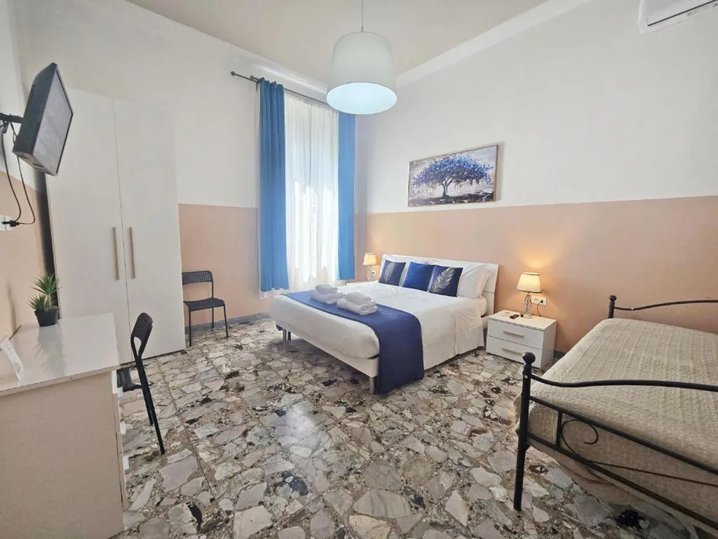 Triple Room with External Private Bathroom — Sweet Life Guesthouse Hospety Group