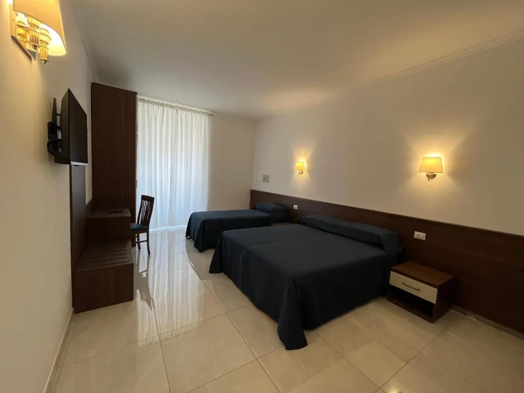 Camera Tripla con Bagno Privato — Giovanni Guest House