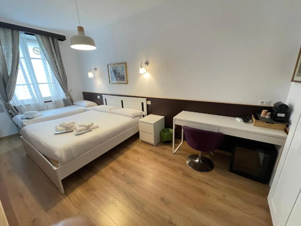 Triple Room with Private Bathroom — Gold House