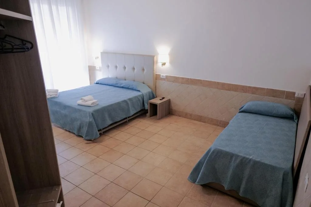 Camera Tripla con Bagno Privato — Hotel Alex Square