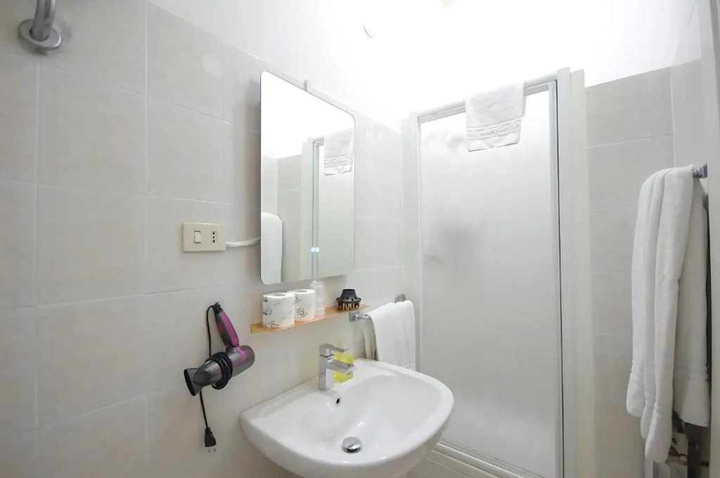 Camera Tripla con Bagno Privato — Hotel Alexis