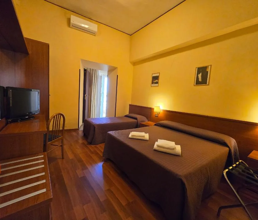 Triple Room with Private Bathroom — Hotel Azzurra