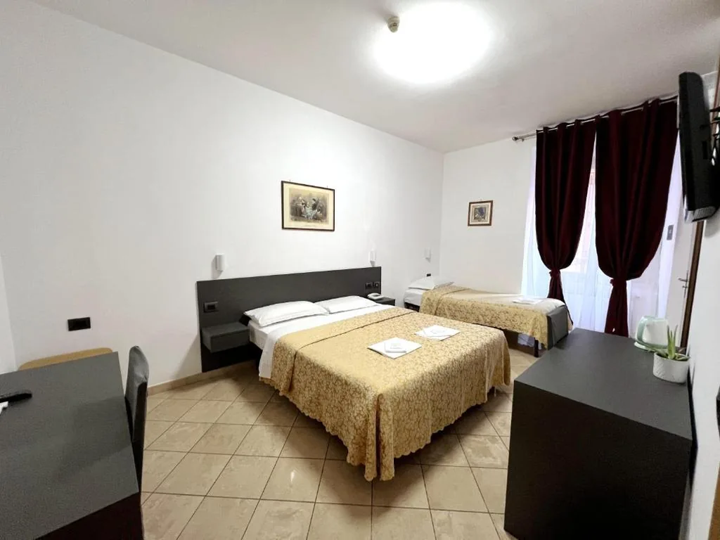 Camera Tripla con Bagno Privato — Hotel domus termini