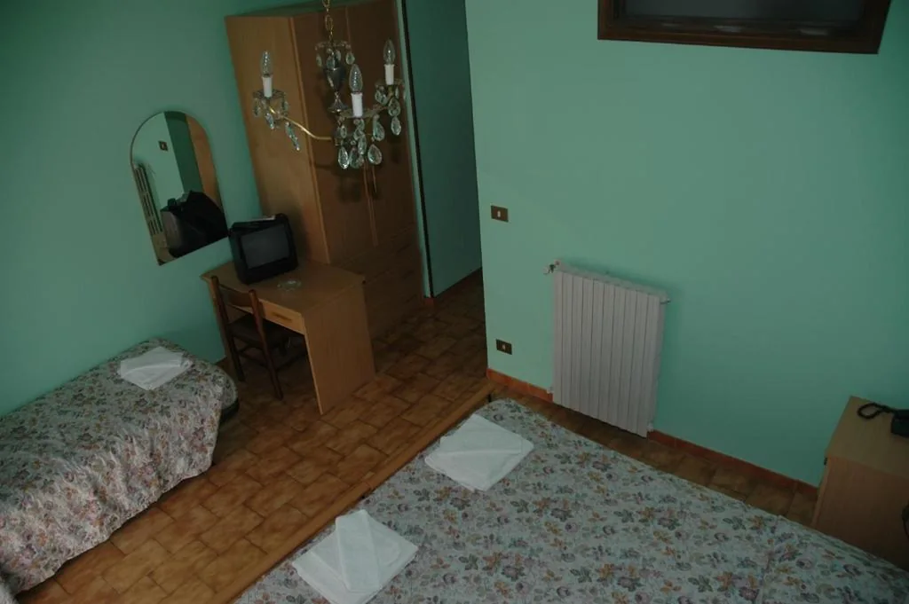 Triple Room with Private Bathroom — Hotel Valentino