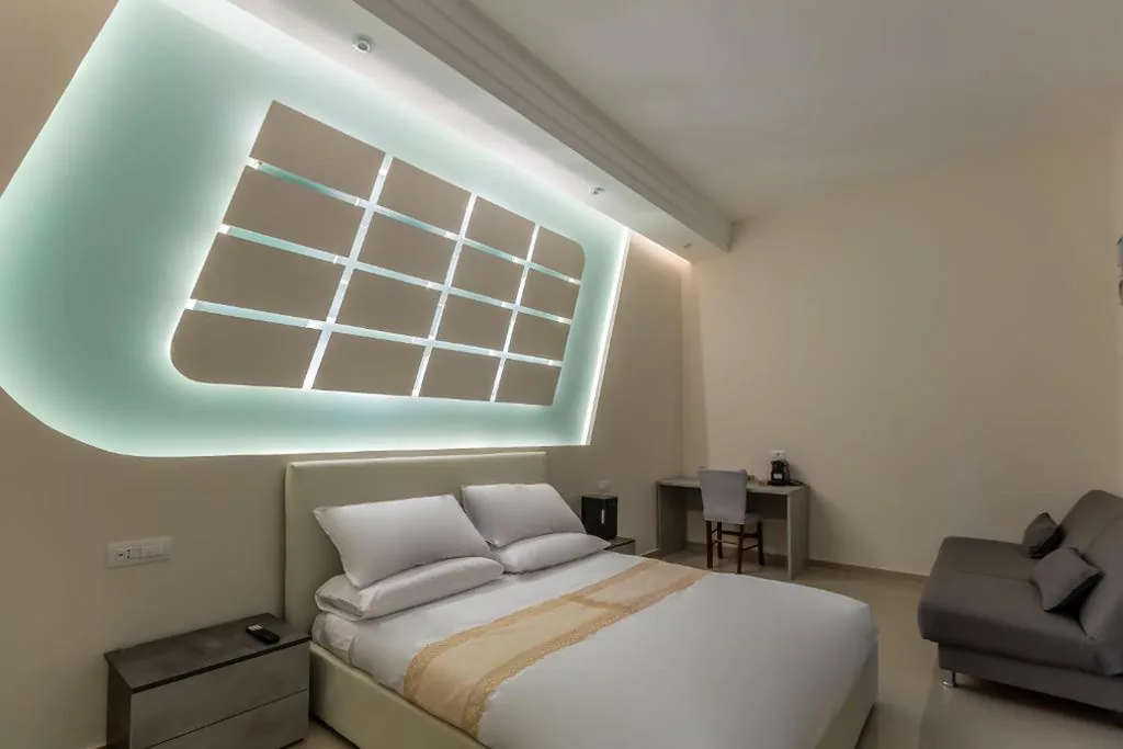 Triple Room with Private Bathroom — Hyper Lodge Termini GuestHouse