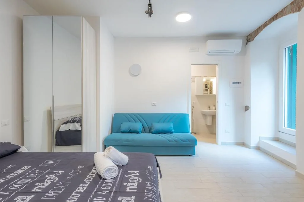 Camera Tripla con Bagno Privato — Il Giardino di Riomaggiore Suite