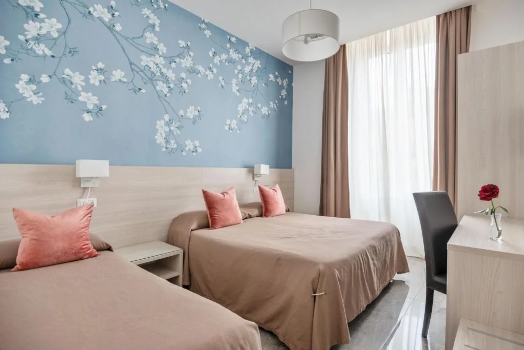 Camera Tripla con Bagno Privato — Joyful Termini Boutique Guest House