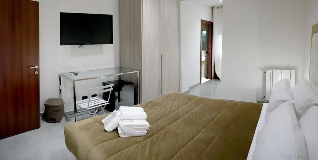 Camera Tripla con Bagno Privato — La Fiera GuestHouse
