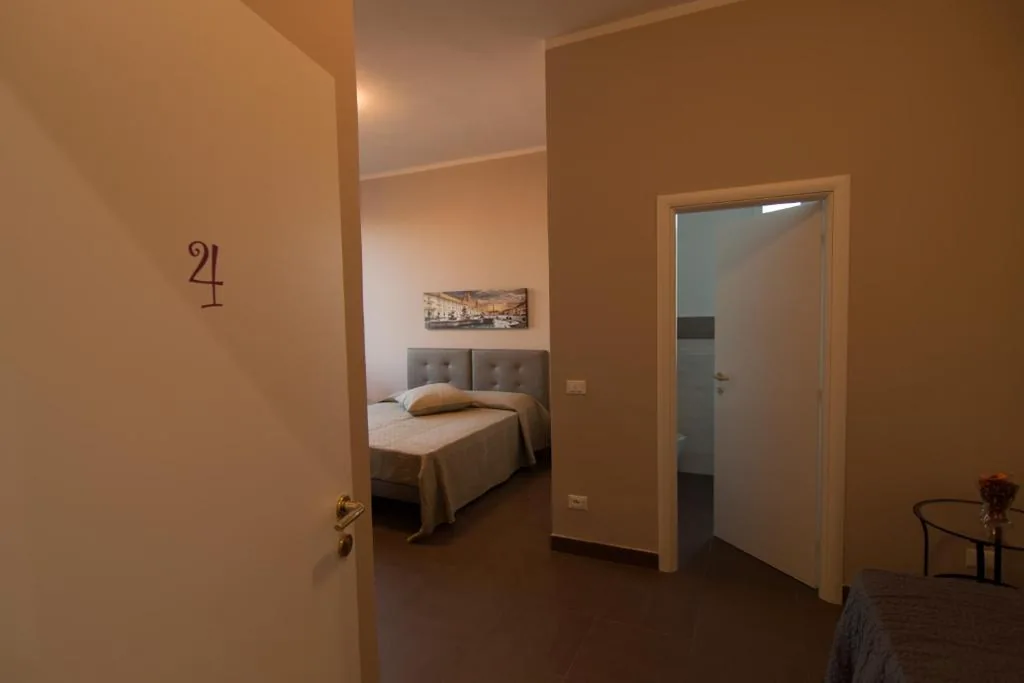 Camera Tripla con Bagno Privato — La Terrazza di Evelina Guest House