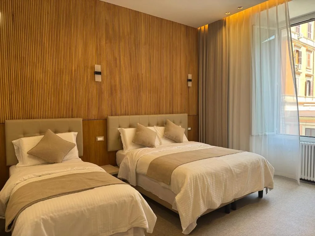 Triple Room with Private Bathroom — Luxe roma