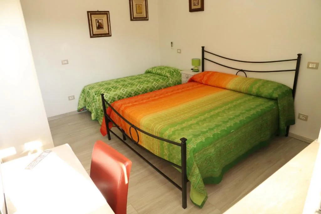 Camera Tripla con Bagno Privato — Mabell Guest House