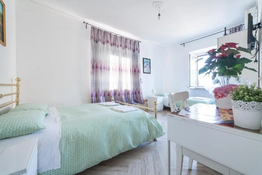 Triple Room with Private Bathroom — Meile House