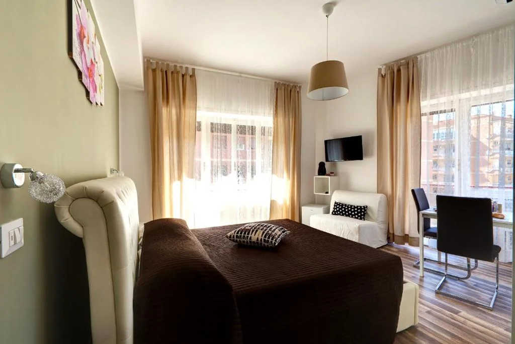 Triple Room with Private Bathroom — Pianeta Roma 62