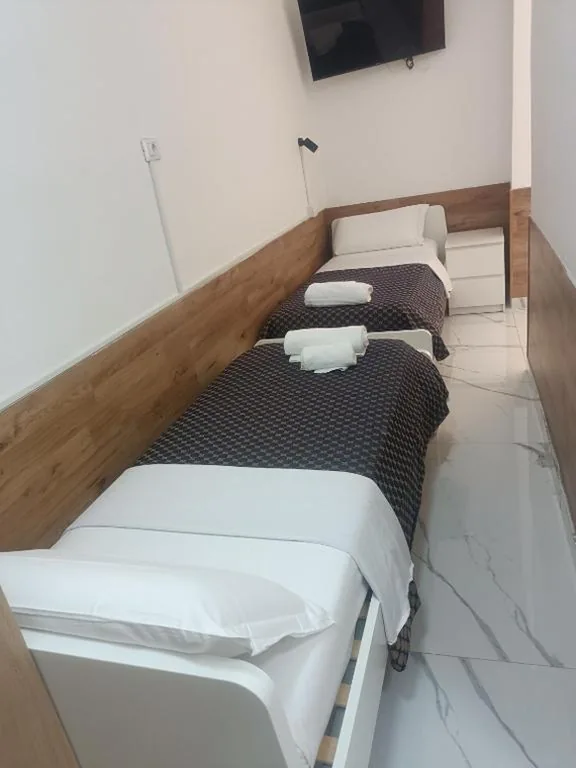 Triple Room with Private Bathroom — Roma Palace