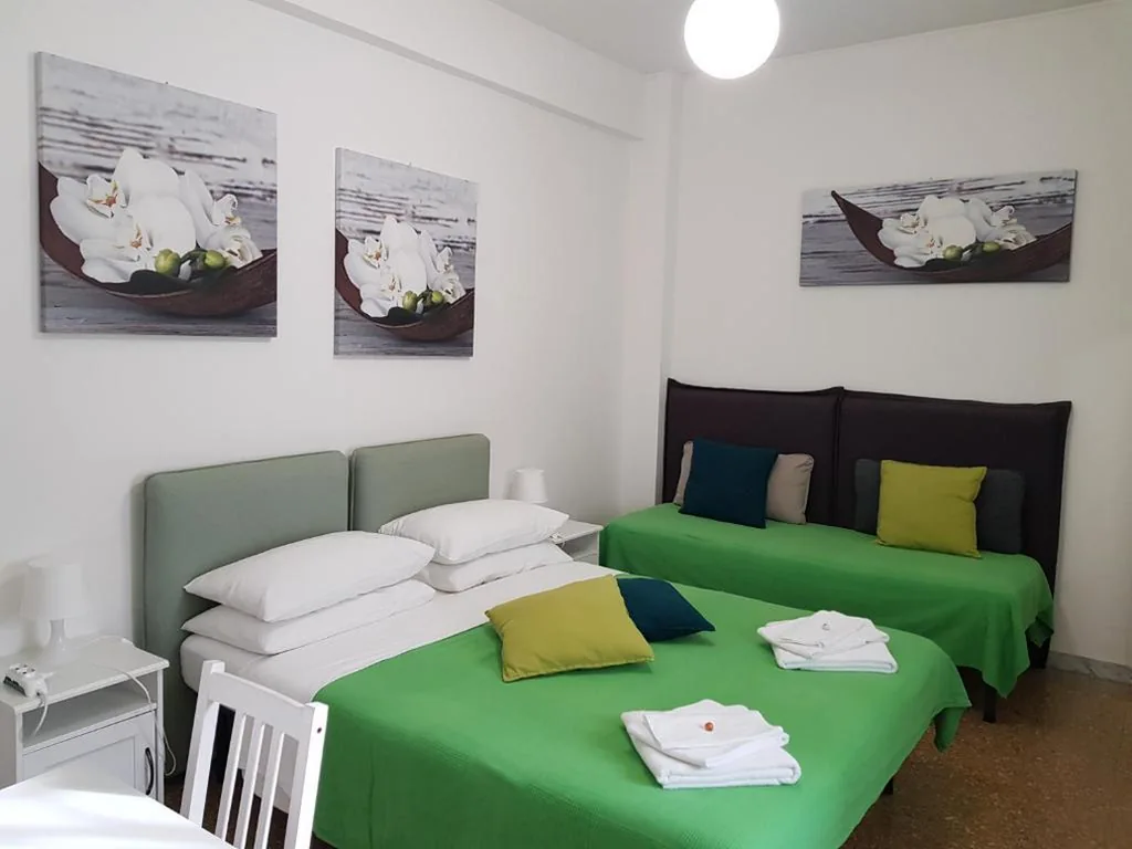 Camera Tripla con Bagno Privato — Rose Antiche Vatican B&B