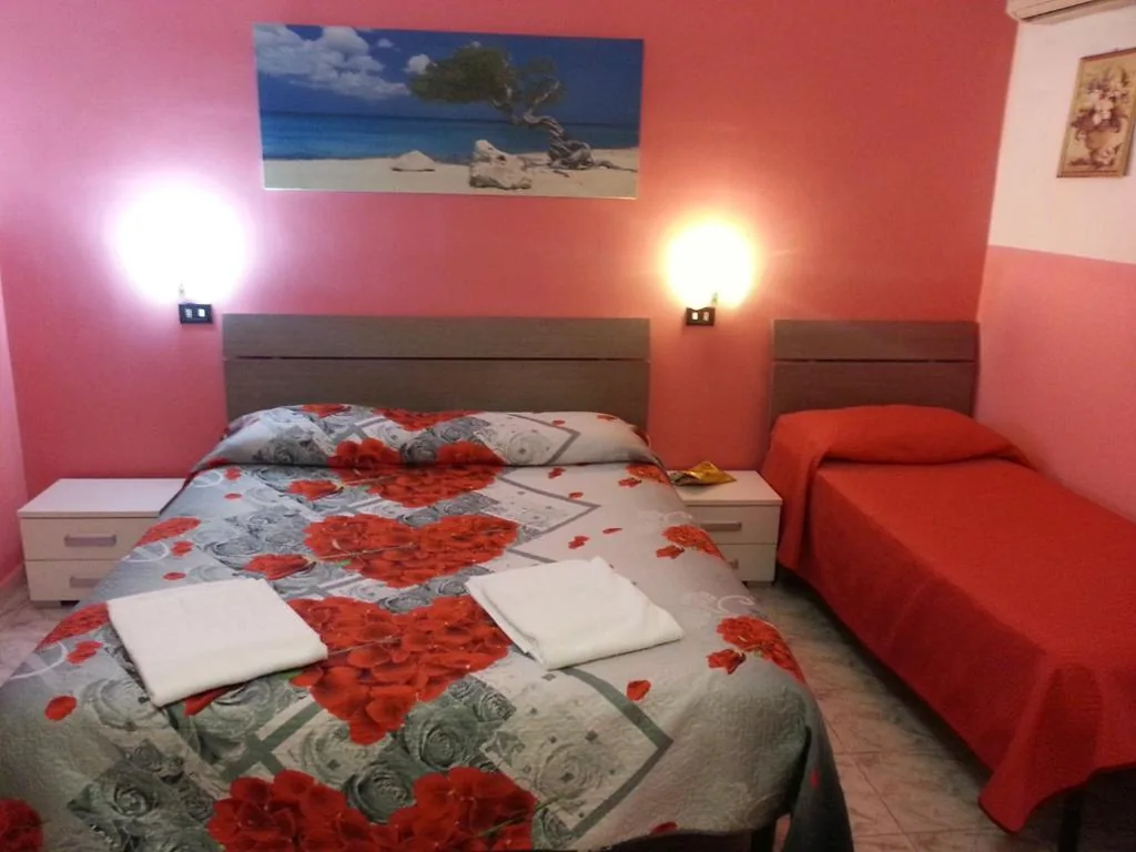 Camera Tripla con Bagno Privato — Roxena house