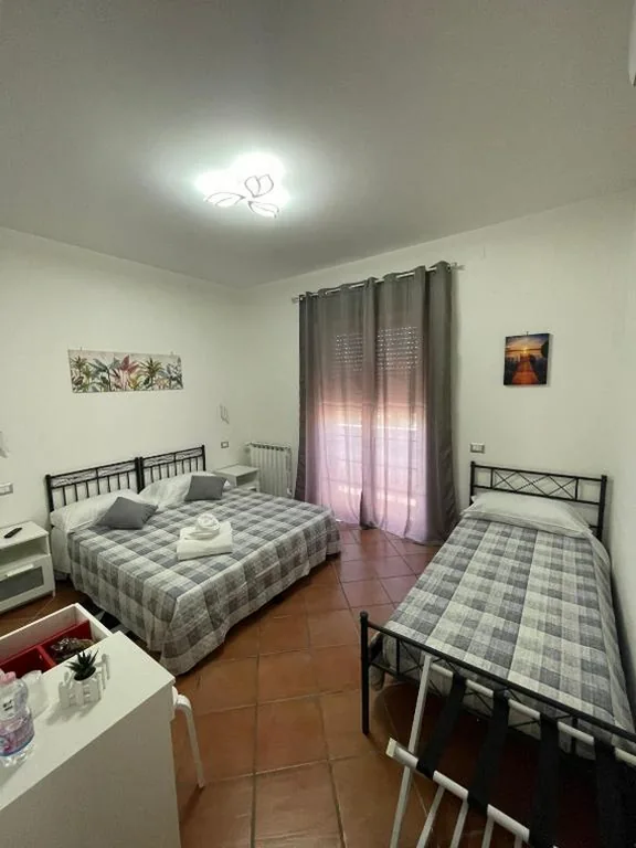Triple Room with Private Bathroom — Royal House Fiumicino