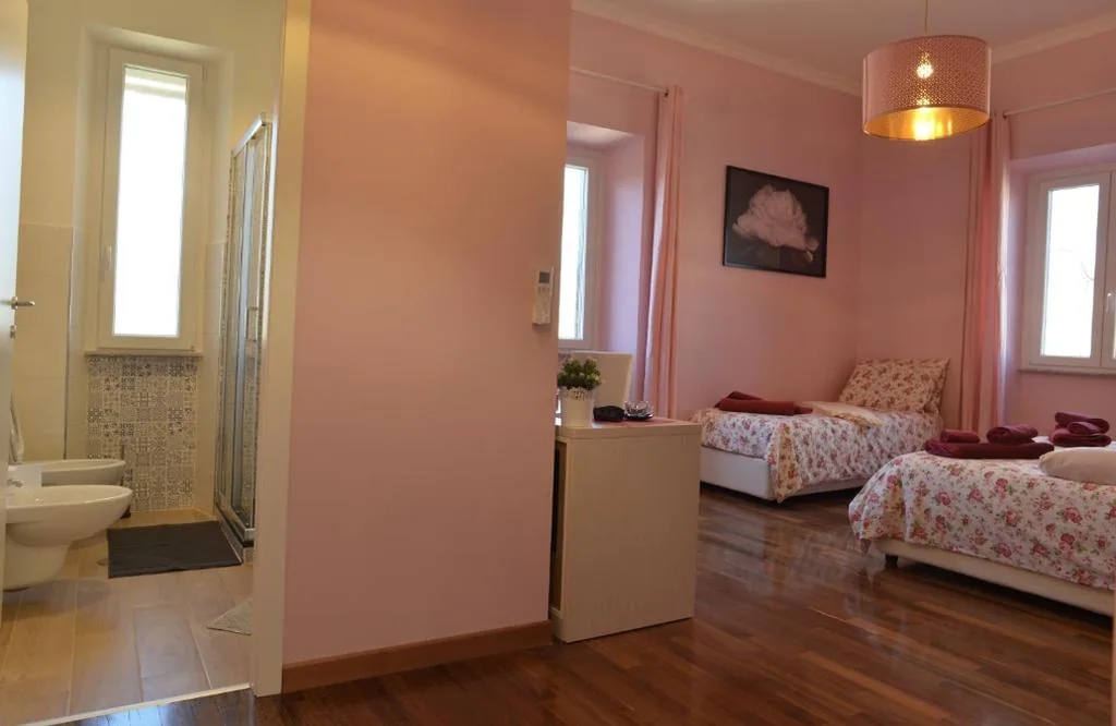 Camera Tripla con Bagno Privato — Sophie’s Choice 2 a San Pietro