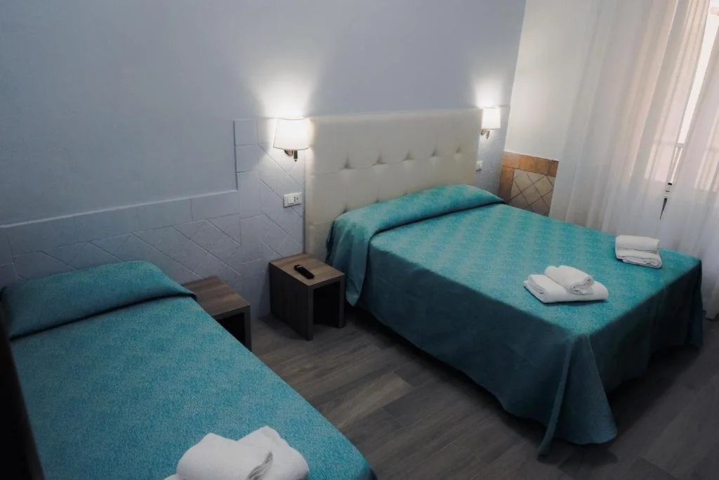 Triple Room with Private Bathroom — Square Inn