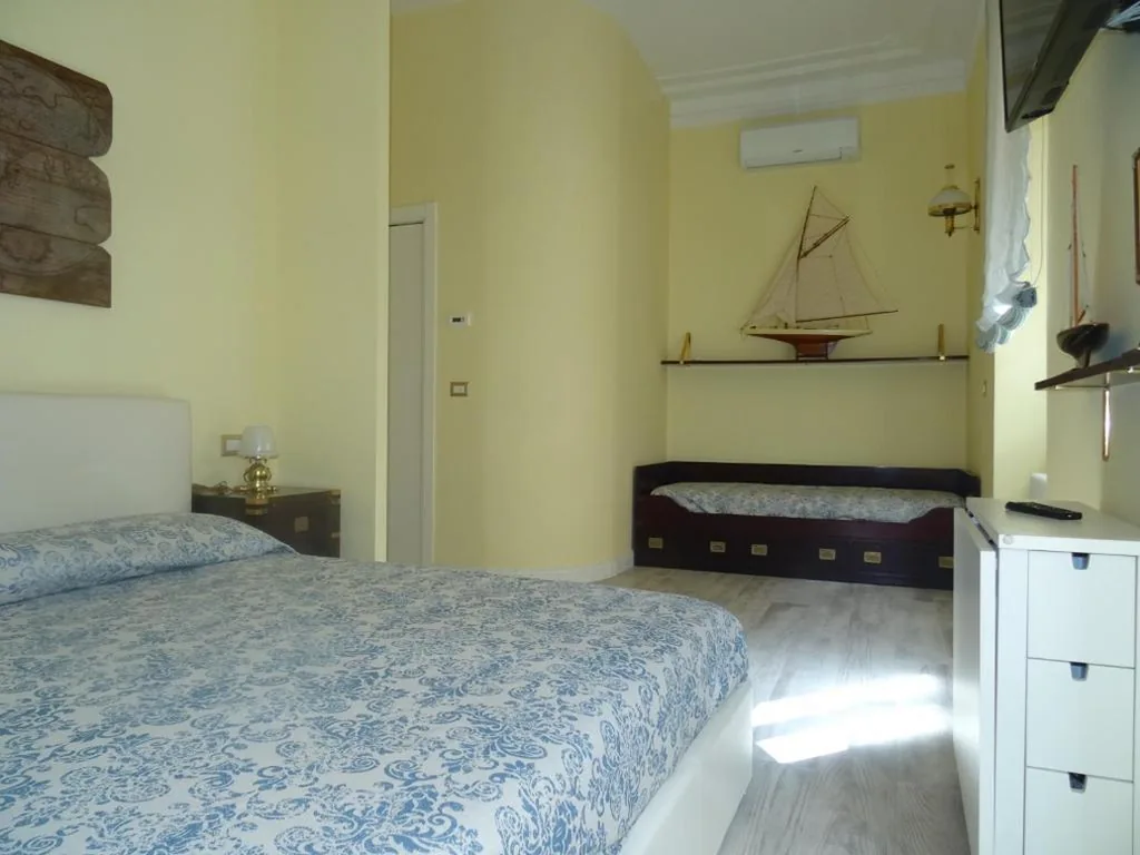 Camera Tripla con Bagno Privato — Suites Margot