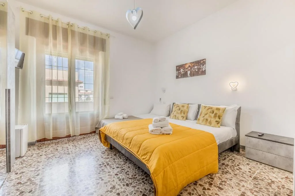 Camera Tripla con Bagno Privato — THAT’S LOVE Fiumicino airport Jazz-8min airport-100mt historic center thatsloveit