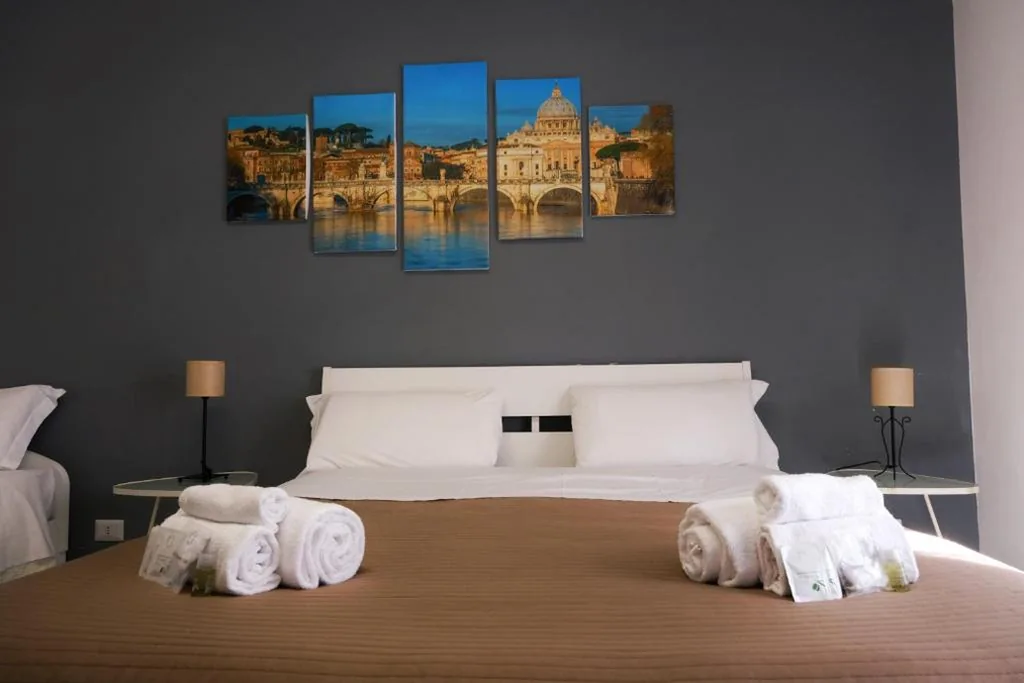 Camera Tripla con Bagno Privato — Vatican Central Suites
