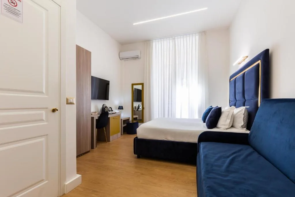 Camera Tripla con Balcone — Cavour LR Collection