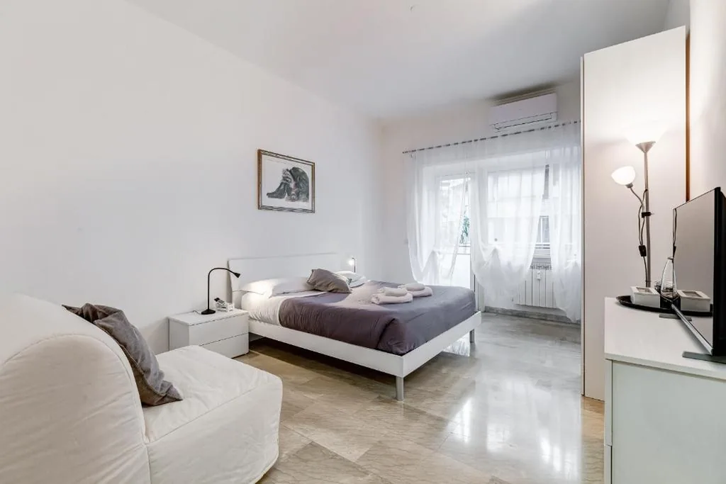 Triple Room with Balcony — DAMA PROPERTY – Trastevere Homestay