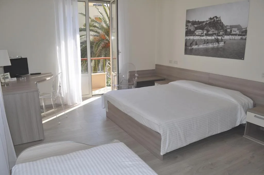 Camera Tripla con Balcone e Vista Mare Laterale — Hotel Boncardo