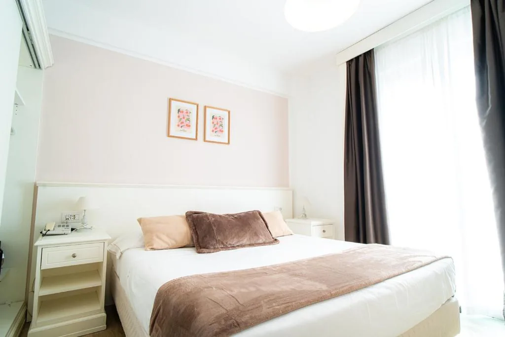 Camera Tripla con Balcone e Vista Mare Laterale — Hotel Continental