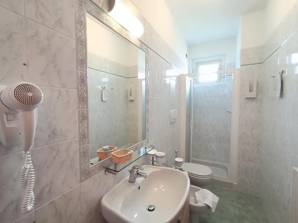 Camera Tripla con Balcone — Hotel BB Villa Orchidea