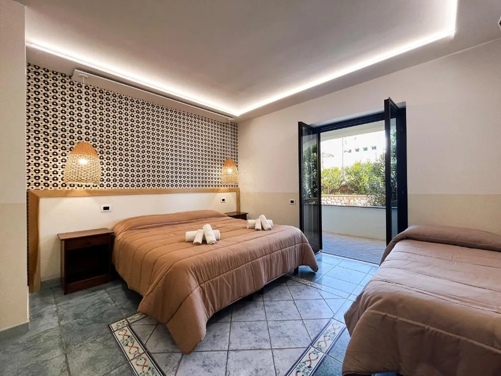 Camera Tripla con Balcone — Hotel Lo Smeraldo – Oasi degli Olivi
