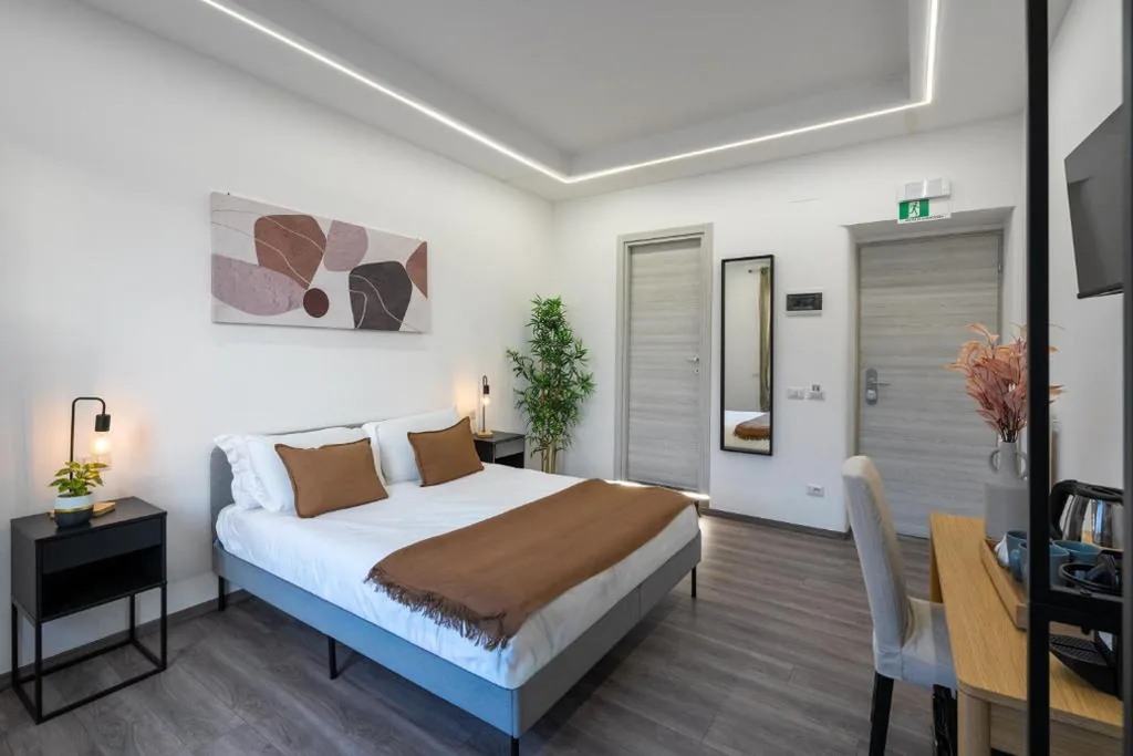 Camera Tripla con Balcone — ReRent Rooms – 36 Trionfale Guesthouse