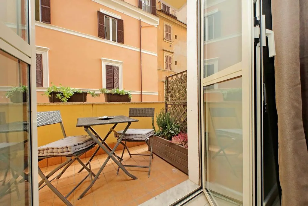 Camera Tripla con Balcone — Roma Suite Centro