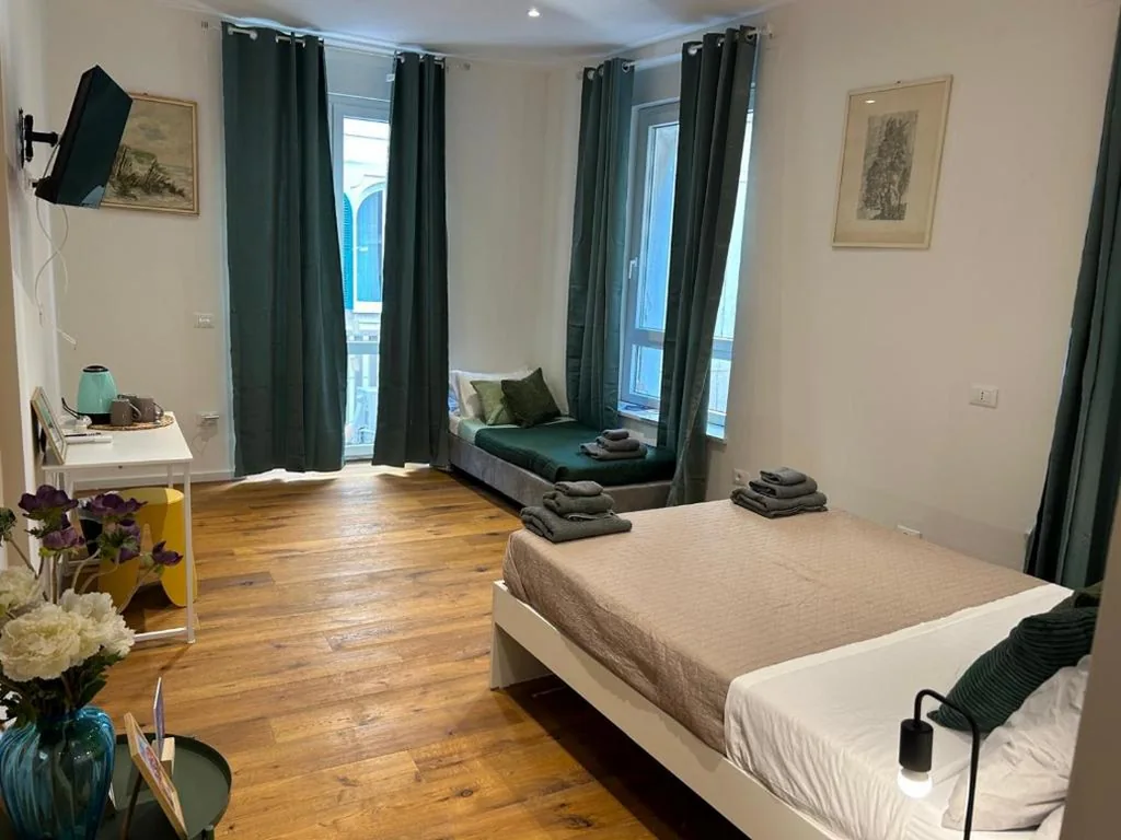 Camera Tripla con Balcone — Rooms And Apartment Town center