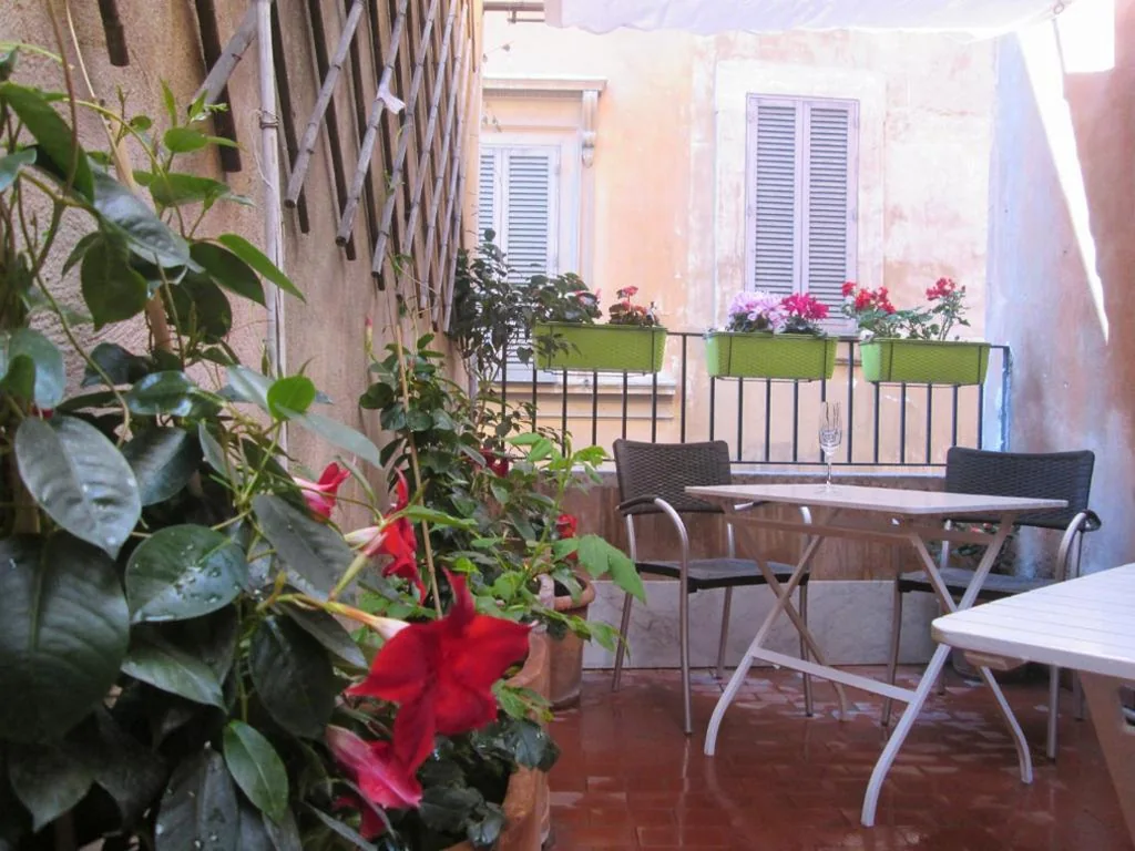 Camera Tripla con Balcone — Trevi Elegance Suite