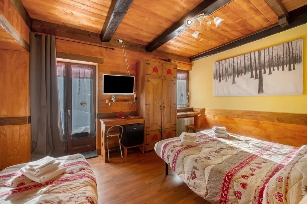 Triple Room with Shower — Arthemisia – Rhêmes-Notre-Dame