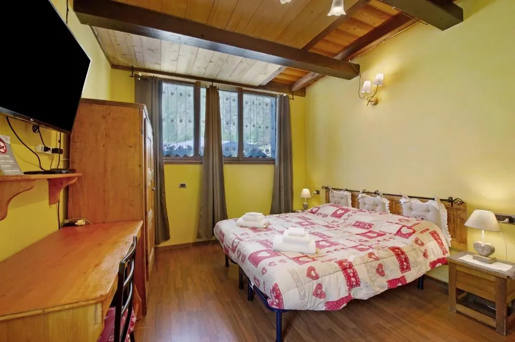Triple Room with Shower — Arthemisia – Rhêmes-Notre-Dame