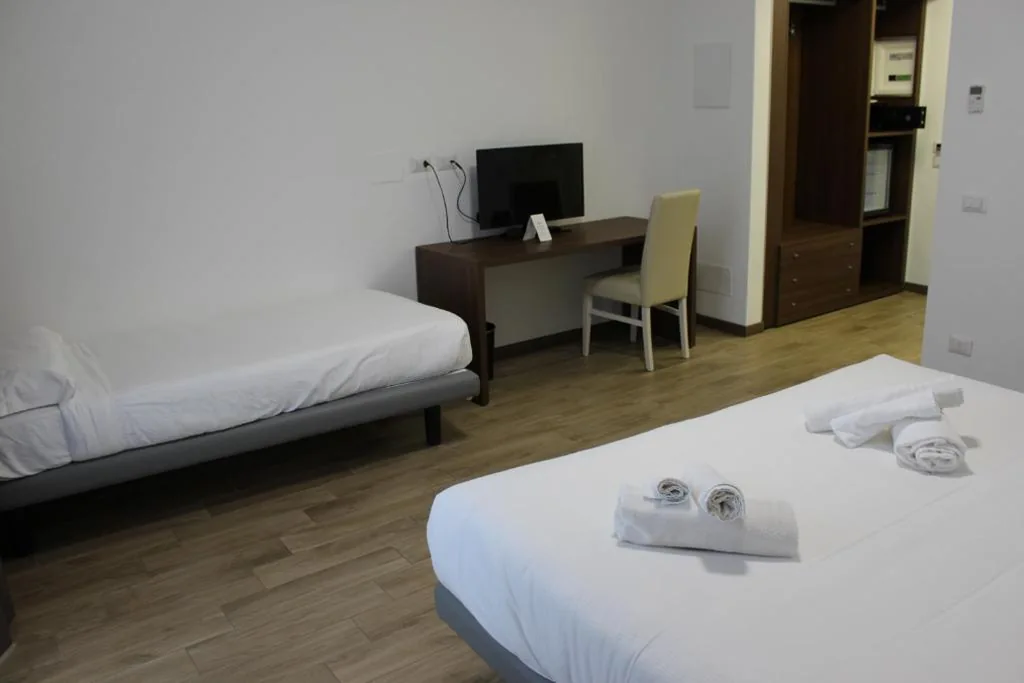 Triple Room with Terrace and Lake View — Hotel Bocciolo