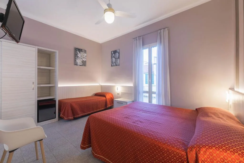 Camera Tripla con Vista Colle — Hotel Danio Lungomare