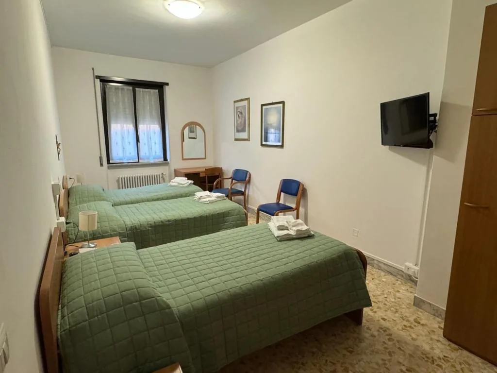 Camera Tripla con Vista Giardino — Casa Per Ferie Casa Cabrini