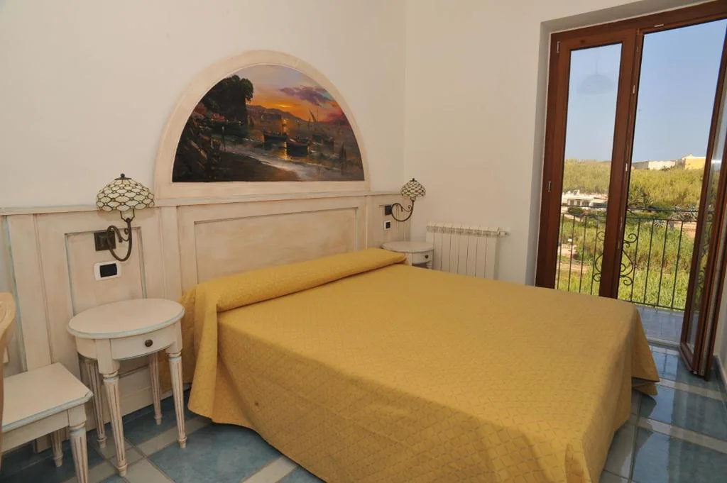Camera Tripla con Vista Giardino — Hotel Isolabella