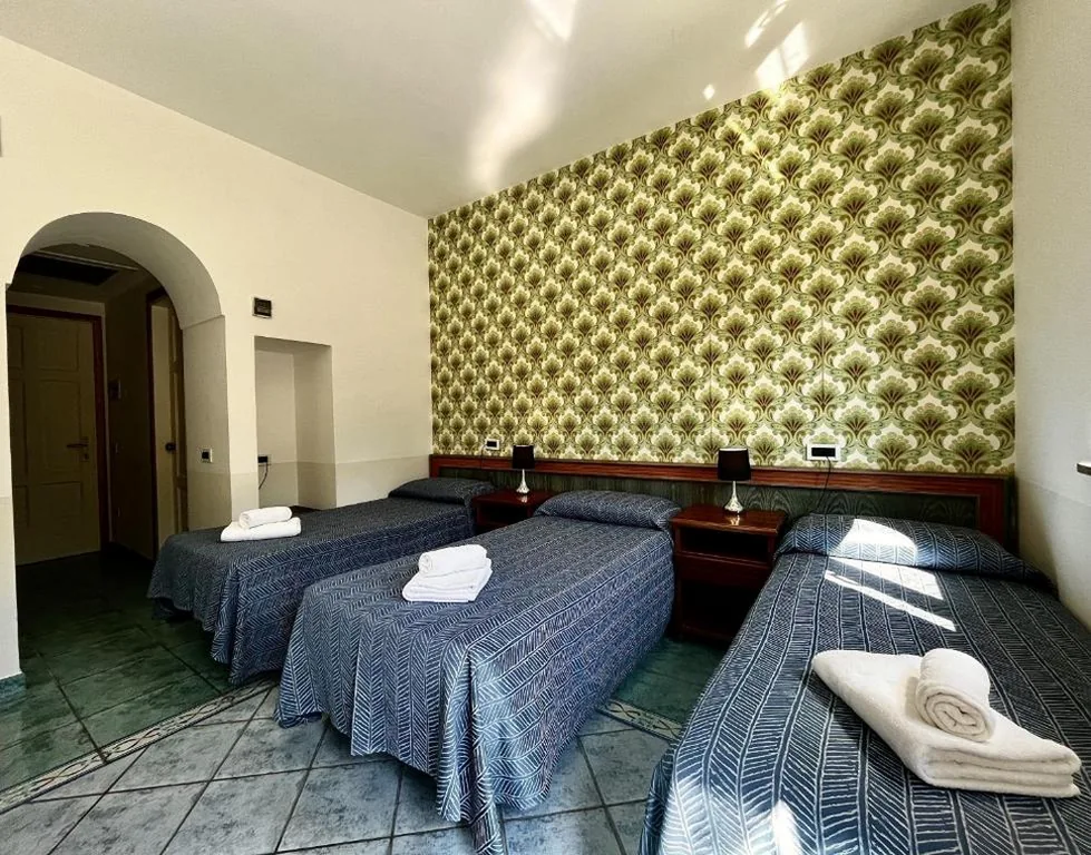 Camera Tripla con Vista Giardino — Hotel Lo Smeraldo – Oasi degli Olivi
