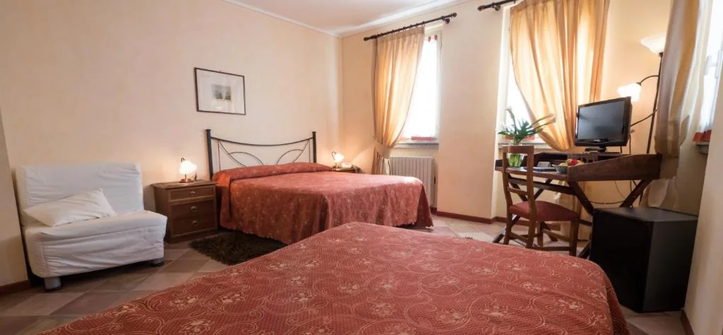Camera Tripla con Vista Lago — Hotel Aquadolce