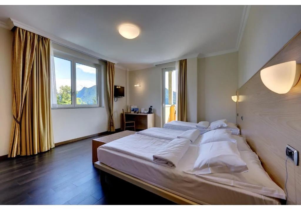 Camera Tripla con Vista Lago — Hotel Residence Zust