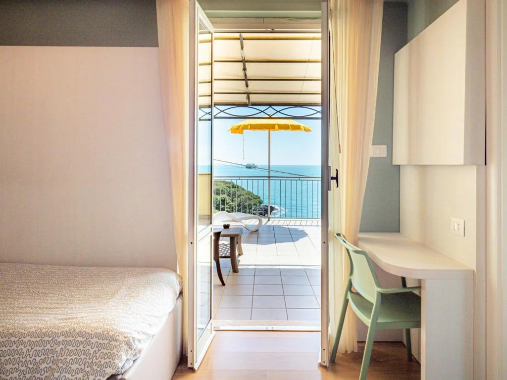 Camera Tripla con Vista Mare — Hotel Il Nido