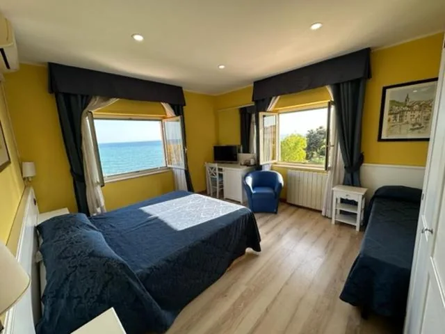 Camera Tripla con Vista Mare — Hotel L’Isola